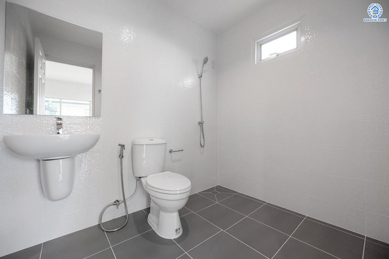 บ้านมือสองตกแต่งใหม่ โครงการ บุษราคัมรีเจนท์ ปิ่นเกล้า-บรมราชชนนี เนื้อที่  67.50 ตร.ว. ฟังก์ชัน 3 ห้องนอน 3 ห้องน้ำ จอดรถได้ 2 คัน สภาพแวดล้อมดี เดินทางเข้าสู่เมืองได้สะดวกเชื่อมต่อ ถนนพุทธมณฑลสาย 2, ถนนบรมราชชนนี, ถนนกาญจนาภิเษก, ถนนศาลาธรรมสพน์ ใกล้เซ็นทรัลปิ่นเกล้า, ตลาดสดธนบุรี และจุดขึ้นทางด่วน "ศรีรัช"